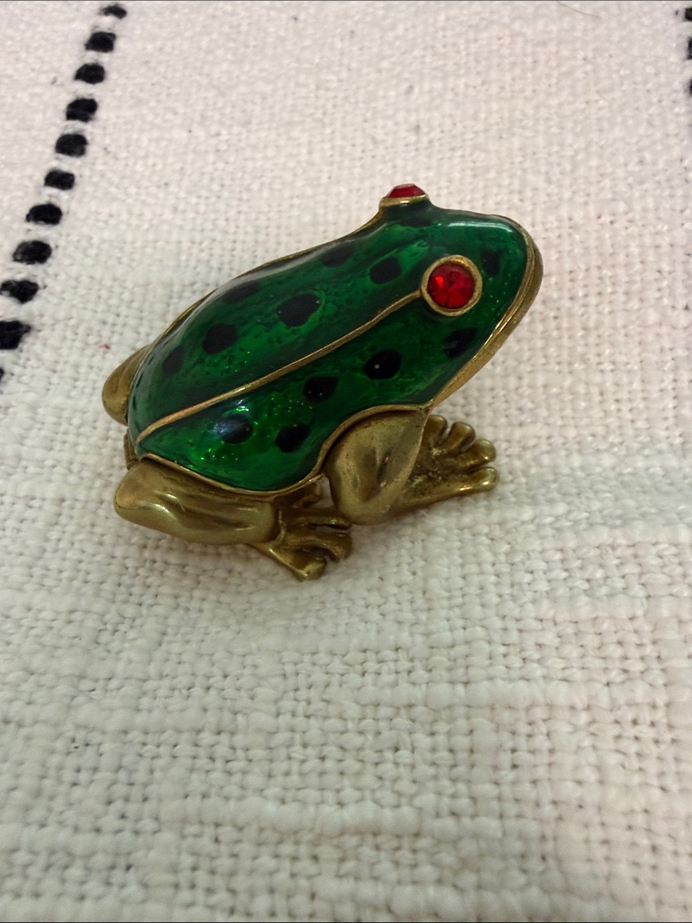 GREEN ENAMELED FROG TRINKET BOX WITH GOLD LEGS RED STONE EYES